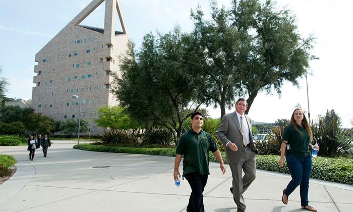 Chancellor White visits Cal Poly Pomona in 2013.