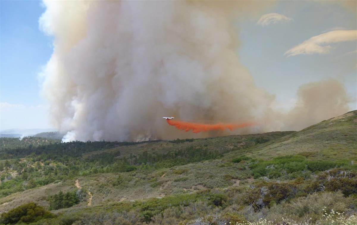 plane dropping fire retardant onto a wildfire