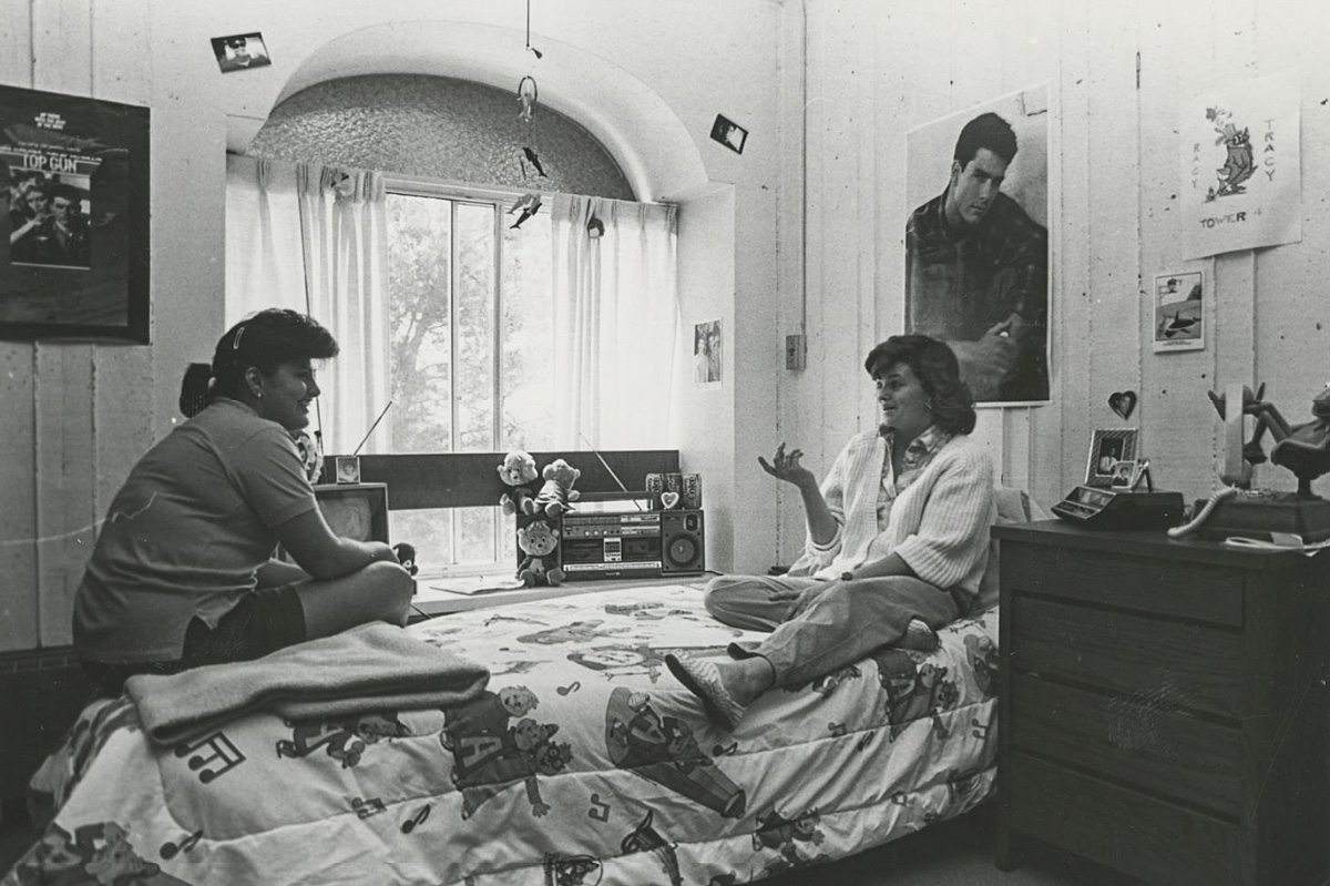 Students in the Sierra Madre Dorm in 1986. (courtesy of our Kennedy Library archives)